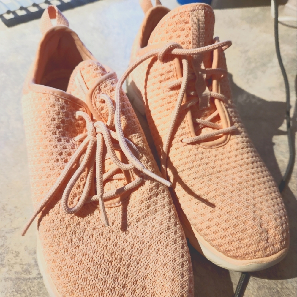 Womens tennis shoes